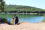 France 2019 159 - Florence, Charlotte, Lac de Carcès (Sainte Suzanne)