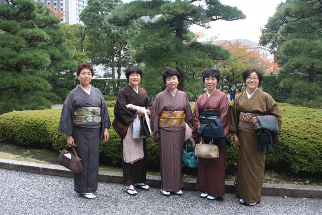 Japon - 008 - Ladies in kimono in Imperial Palace East Garden