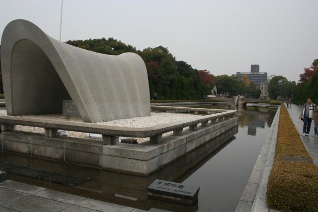 Japon - 122 - Cenotaph, Hiroshima Peace Memorial Park